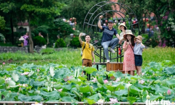 Du lịch nhiều địa phương bùng nổ dịp lễ, thu hàng nghìn tỉ đồng