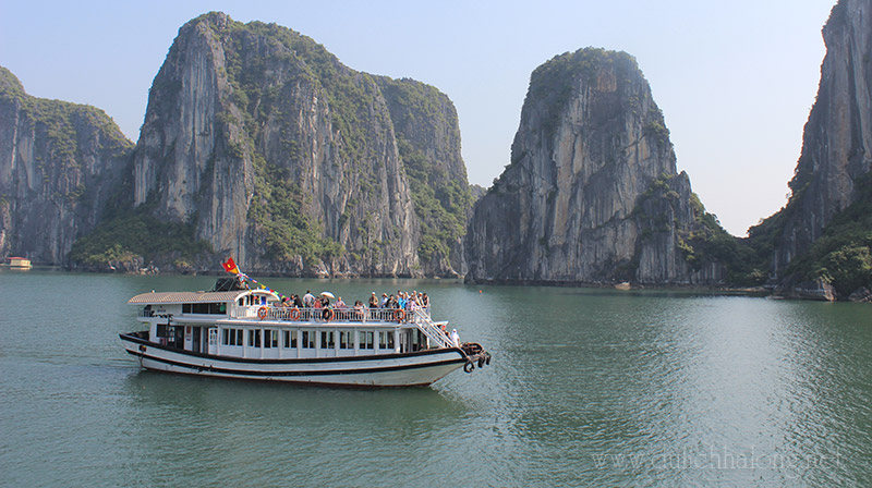 Thăm quan vinh Halong