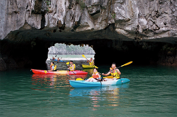 Trải nghiệm đầy thú vị với chèo thuyền kayak khám phá Vịnh Hạ Long