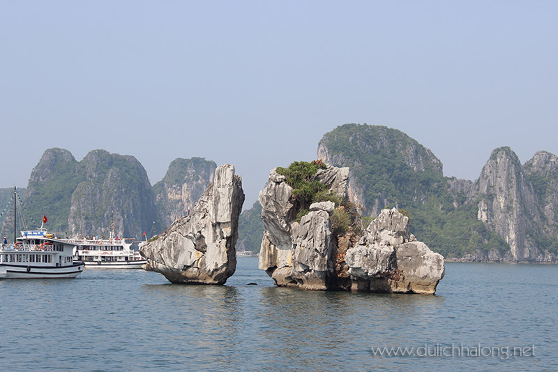 Giữ chân hòn Trống Mái trước nguy cơ đổ sập