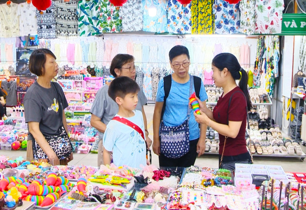 Du khách Trung Quốc mua sắm tại chợ đêm tại phường Bãi Cháy.