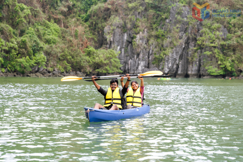 Du khách quốc tế thích thú với hoạt động chèo thuyền kayak. 