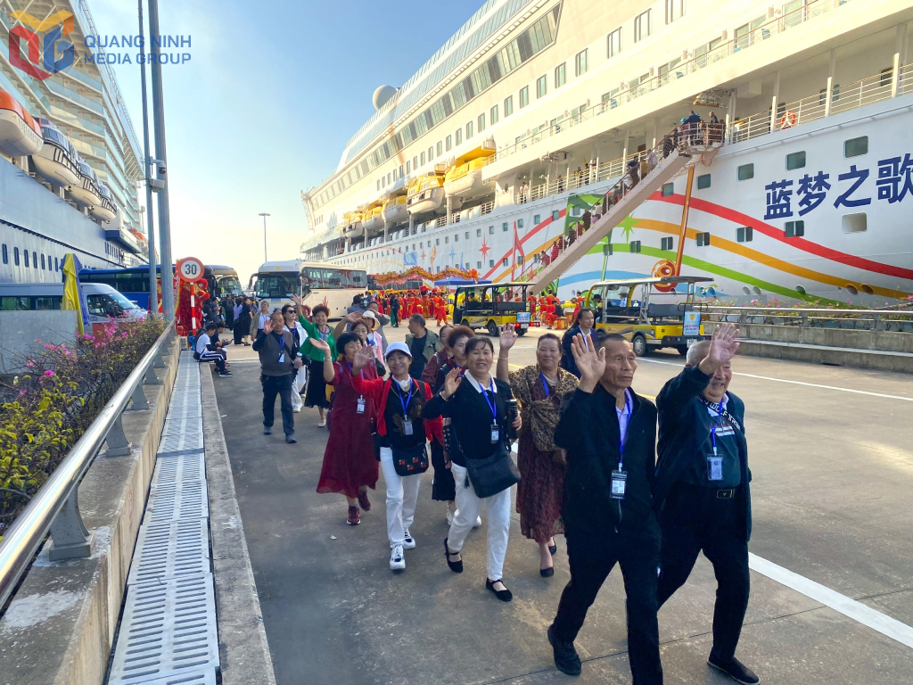 Sáng 14/11, chuyến tàu biển Blue Dream Melody từ thành phố Bắc Hải (Quảng Tây, Trung Quốc) đã cập Cảng tàu khách quốc tế Hạ Long, đưa hơn 1.500 khách du lịch đến Quảng Ninh. Ảnh: Hoàng Quỳnh