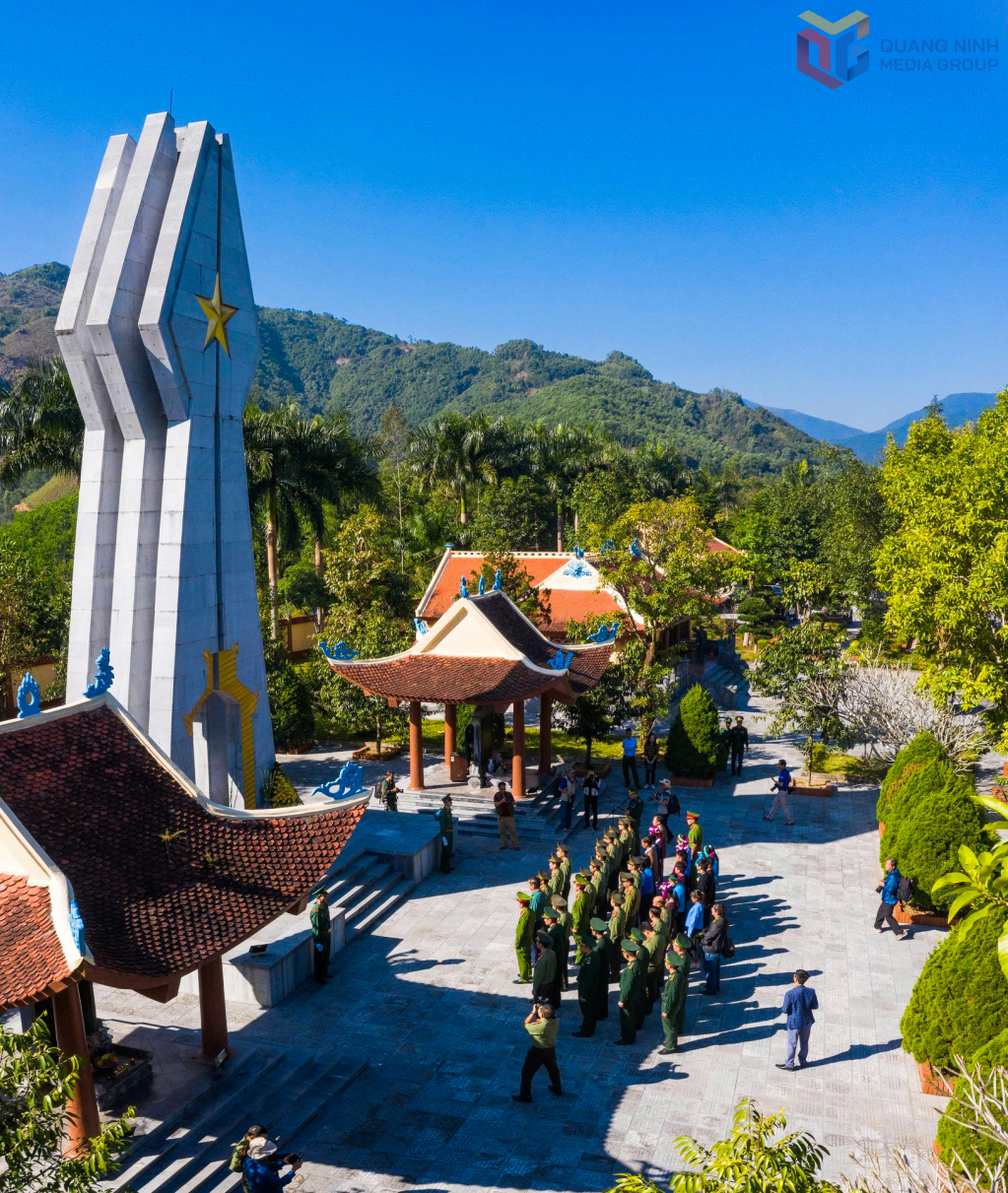 Du khách tham gia một buổi dâng hương tri ân các liệt sĩ hy sinh tại Pò Hèn.