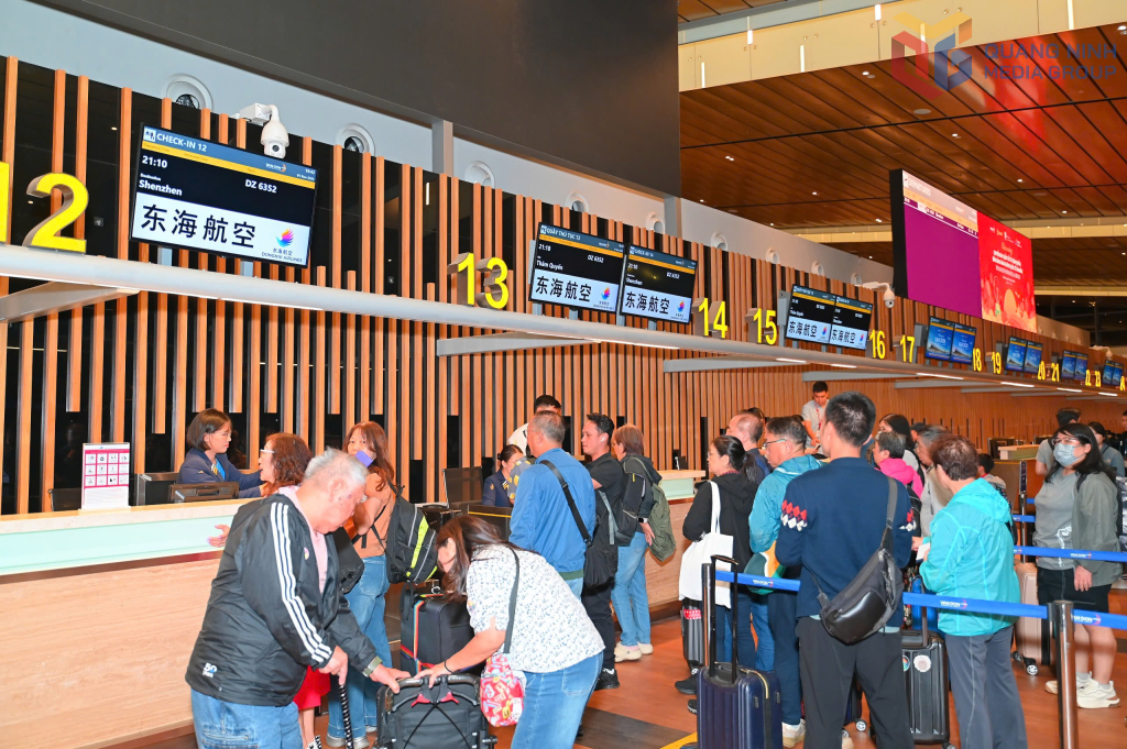 Du khách Trung Quốc làm thủ tục lên máy bay tại Cảng hàng không quốc tế Vân Đồn.