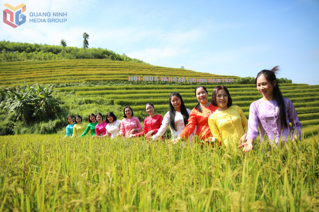 Du khách check-in tại ruộng bậc thang xã Lục Hồn. Ảnh: Minh Đức