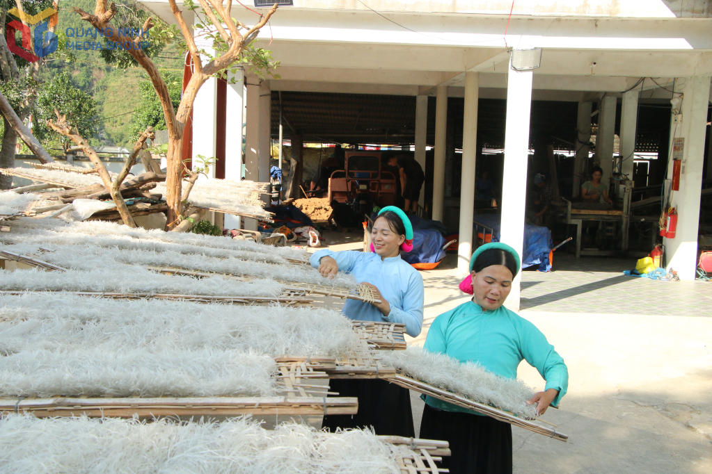 Sản xuất miến rong tại HTX Đình Trung (xã Bình Liêu) điểm đến giàu tiềm năng cho du khách tham quan, trải nghiệm làng nghề truyền thống.