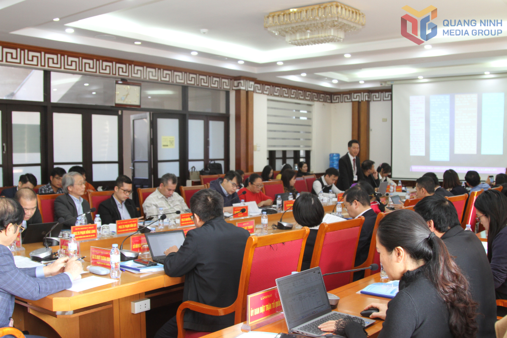 Đại biểu trình bày tham luận tại hội thảo.