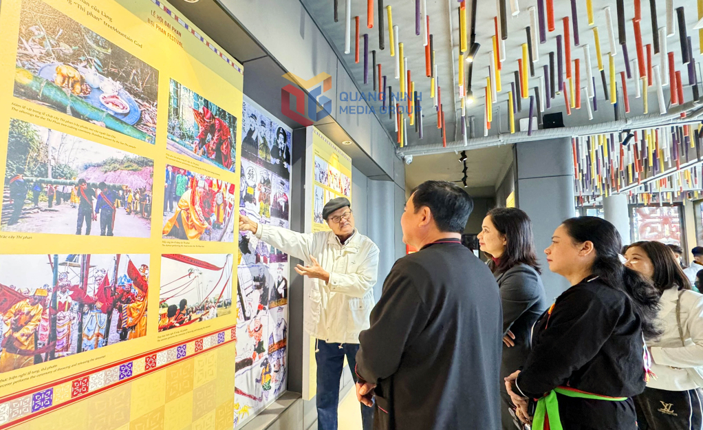 Không gian rộng rãi, đẹp mắt ở Làng Văn hóa - Du lịch dân tộc Sán Dìu, đặc khu Vân Đồn thu hút đông đảo du khách đến tham quan. Ảnh: Hà Phong