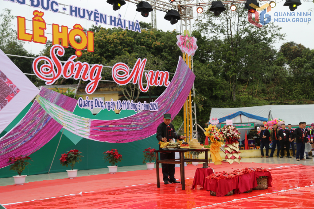 Già làng, người uy tín tái hiện nghi lễ Sóng Mun cầu bình an, cầu may mắn tại lễ hội Sóng Mun năm 2024 ở xã Quảng Đức. Ảnh: Hữu Việt