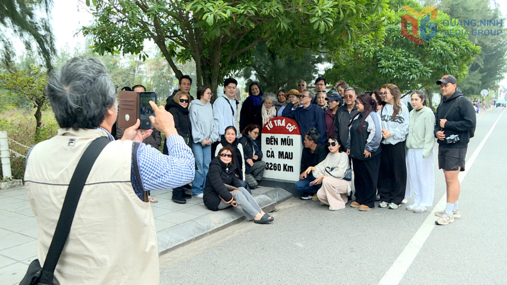 Mũi Sa Vĩ (phường Trà Cổ) thu hút đông du khách đến tham quan, chụp ảnh. 