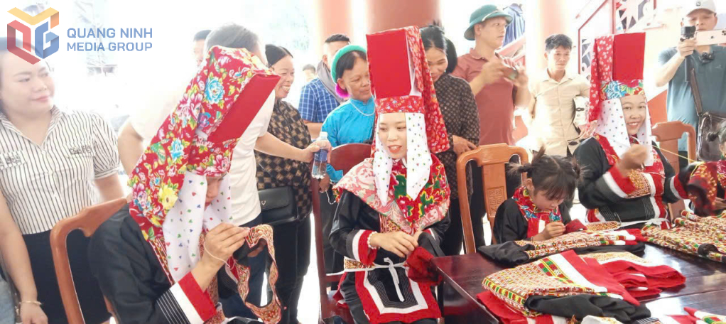 Thi thêu trang phục truyền thống của người Dao tại Lễ hội Kiêng gió xã Hoành Mô