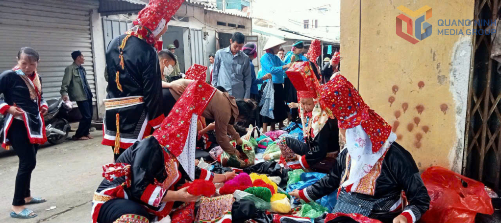 Bán trang phục truyền thống của đồng bào các dân tộc tại chợ Đồng Văn, xã Hoành Mô