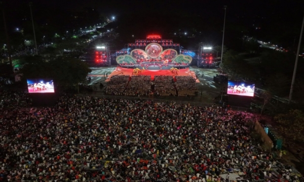 Núi Bà Đen chật kín gần 300.000 người trong đêm khai hội xuân 2026