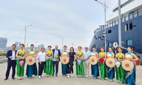 Quảng Ninh đón siêu du thuyền hạng sang