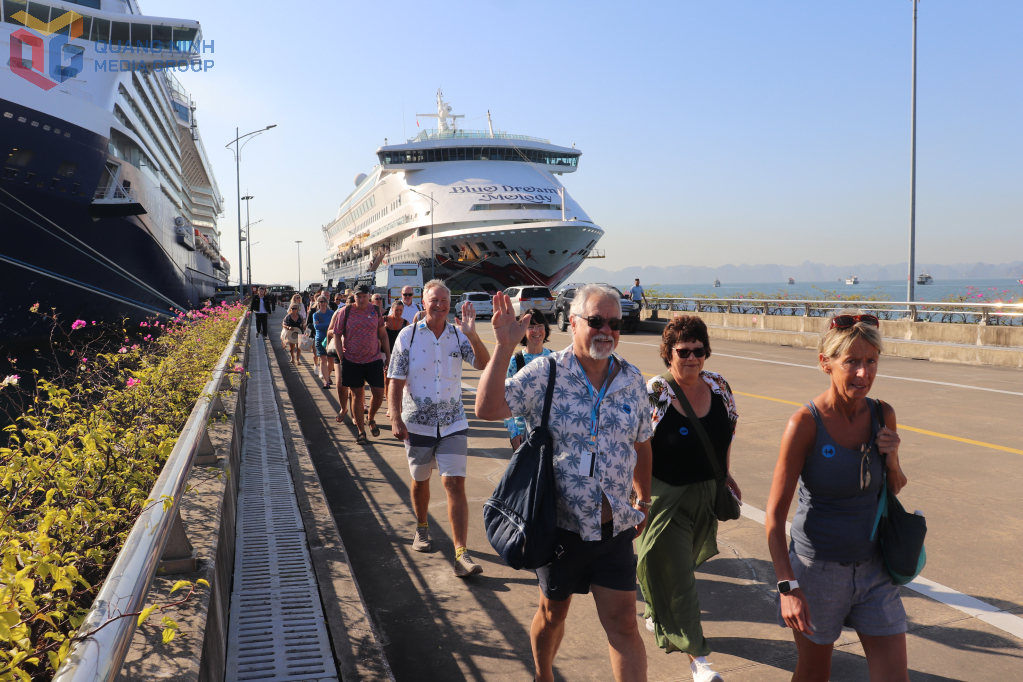 Du khách quốc tế tàu biển háo hức chuẩn bị khám phá các điểm du lịch nổi tiếng. 