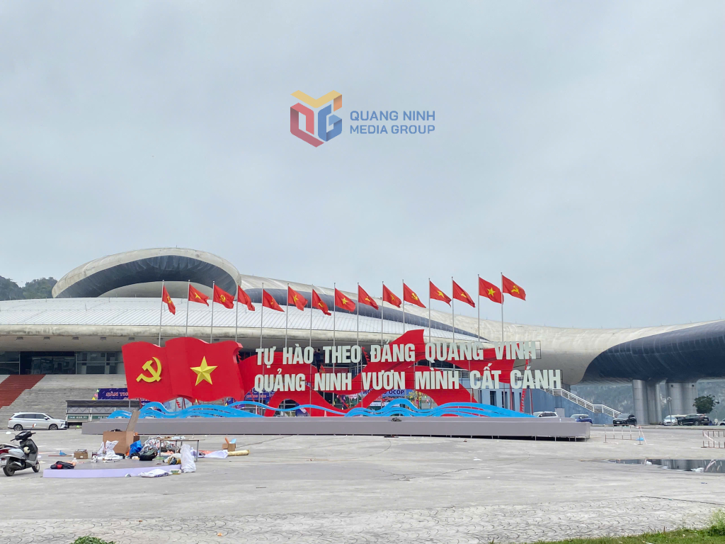 Cụm “Tự hào Đảng quang vinh – Quảng Ninh vươn mình cất cánh” mang sắc thái trang trọng, thể hiện niềm tin son sắt vào sự lãnh đạo của Đảng, khơi dậy tinh thần đoàn kết và khát vọng phát triển.