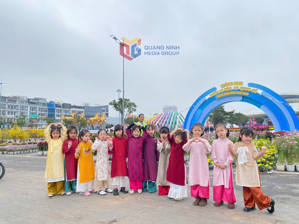 Các em nhỏ xúng xính trong những bộ áo dài, chụp ảnh Tết.