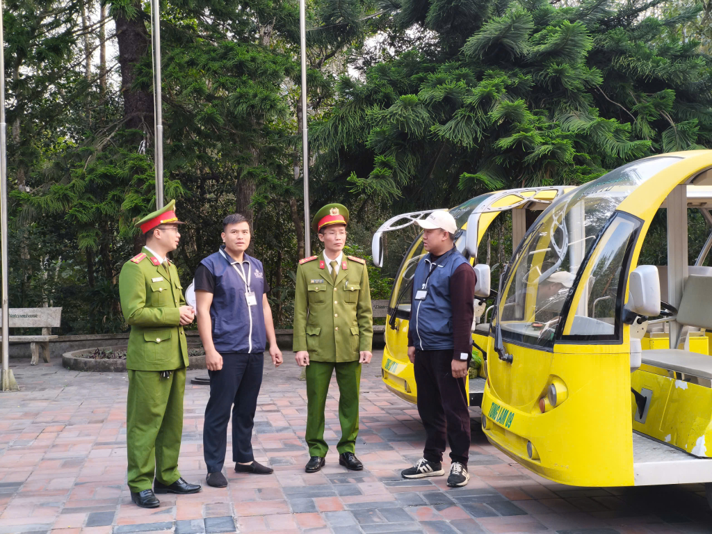 Công tác đảm bảo an ninh, an toàn cho du khách luôn được cơ quan chức năng của tỉnh, địa phương chú trọng, đặc biệt trong dịp lễ hội xuân.