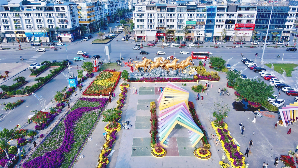 Đại lộ hoa và ánh sáng “Quảng Ninh - Xuân di sản, kỳ quan số” tại khu vực Cung Quy hoạch, Triển lãm và Hội chợ và Quảng trường 30/10 (phường Hạ Long) chắc chắn sẽ là một điểm đến vô cùng đặc sắc thu hút người dân, du khách dịp Tết đến, Xuân về.