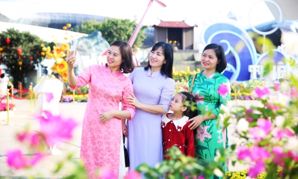 Nô nức check-in Đại lộ hoa và ánh sáng bên bờ Vịnh Hạ Long