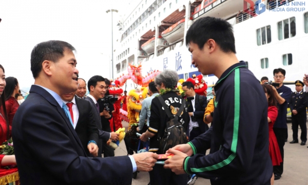 Khoảng 122.000 lượt khách du lịch đến Quảng Ninh trong ngày mùng 1 Tết