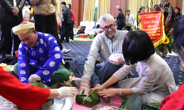 Tấp nập khách quốc tế đến Quảng Ninh