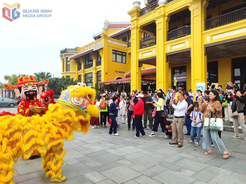 Du khách phấn khởi chụp ảnh lưu niệm tại Cảng tàu khách quốc tế Hạ Long.