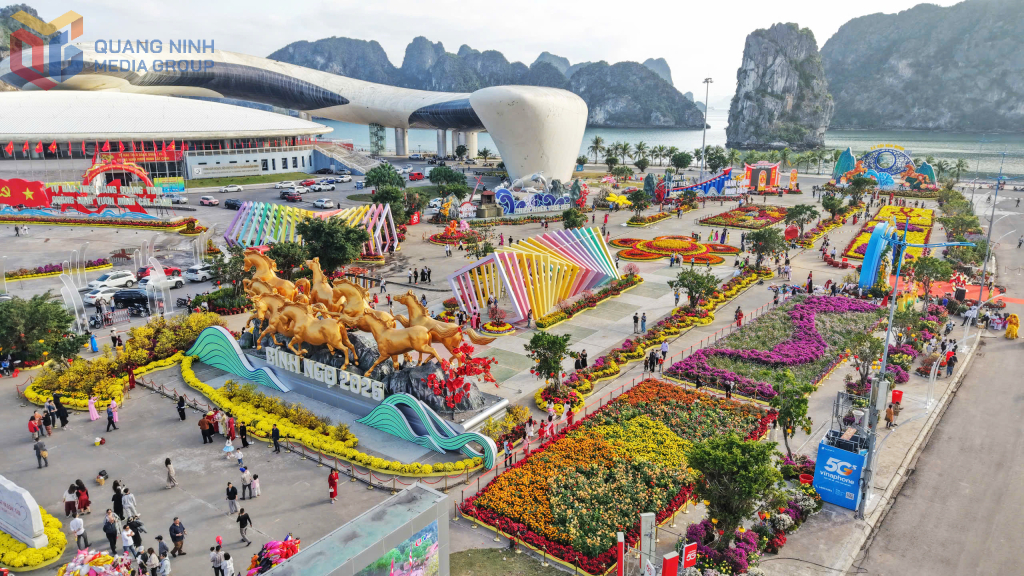 Người dân, du khách rộn ràng “check-in” tại Đại lộ hoa và công nghệ ánh sáng bên bờ Vịnh Hạ Long, lưu lại những khoảnh khắc rực rỡ trong không gian xuân lung linh, hiện đại.