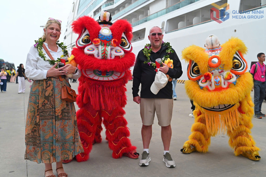 Du khách tàu biển hân hoan khi đón Tết cổ truyền tại Quảng Ninh. 