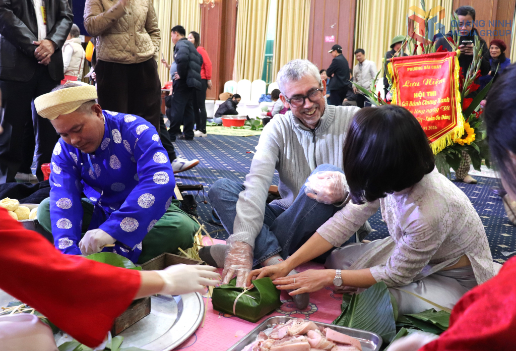 Khách quốc tế háo hức với các hoạt động trải nghiệm đón Tết cổ truyền. 