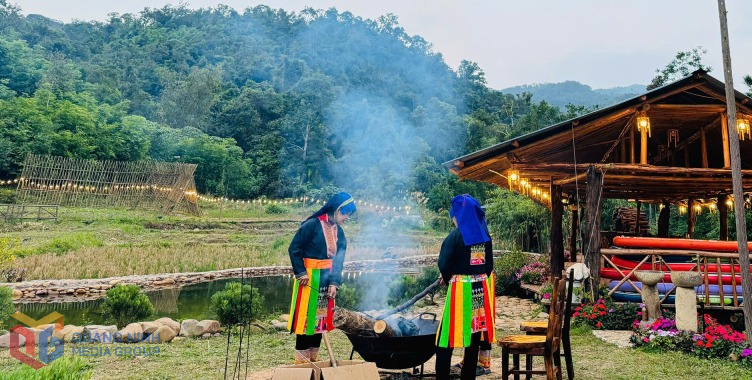 Đồng bào Dao Thanh Phán nấu món ăn truyền thống phục vụ du khách. Đồng bào Dao Thanh Phán nấu món ăn truyền thống phục vụ du khách.