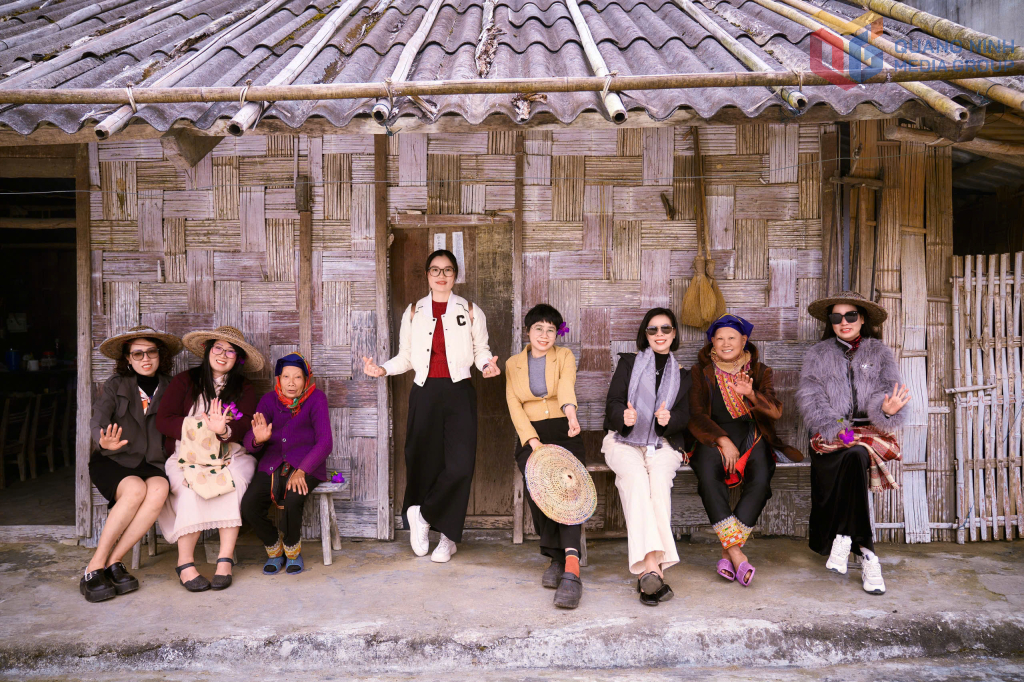 Du khách trải nghiệm văn hoá dân tộc Dao ở Kỳ Thượng.