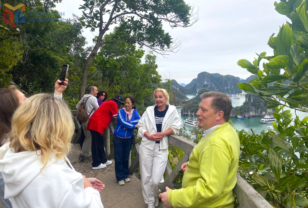 đoàn famtrip của Hiệp hội Du lịch Ural (Liên bang Nga) đã có chuyến khảo sát tại Vịnh Hạ Long.