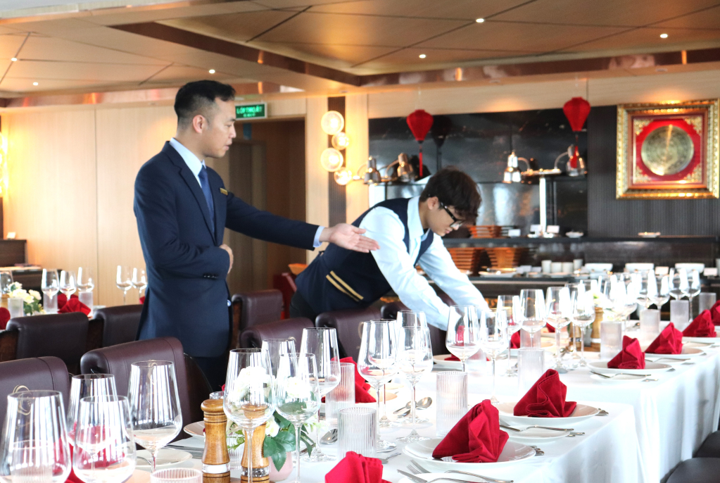 Chất lượng dịch vụ trên du thuyền ngày càng được nâng cao.  