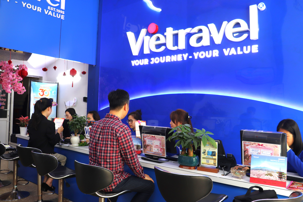 Doanh nghiệp lữ hành tư vấn các gói tour phù hợp cho du khách. 