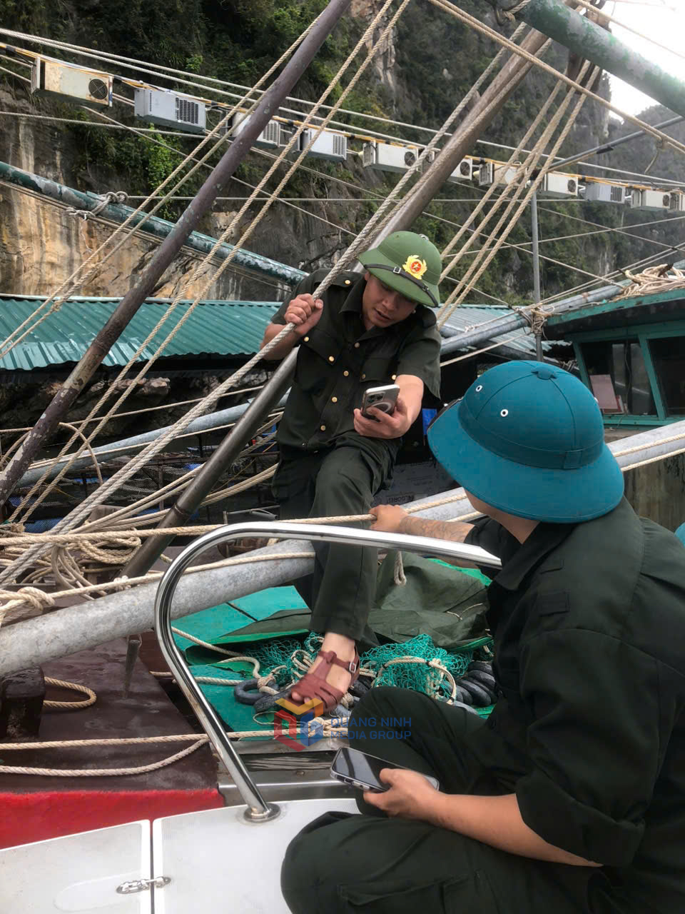 Lực lượng chức năng phường Hạ Long kiểm tra, kiểm soát và xử lý các hành vi tàu bè đỗ không đúng nơi quy định trên địa bàn.