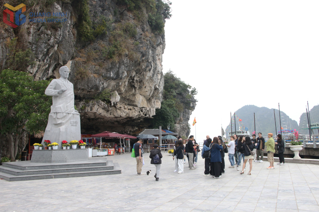 Du khách tham quan đảo Ti Tốp trên Vịnh Hạ Long.