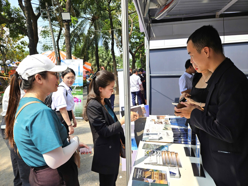 Du khách tìm hiểu thông tin du lịch tại gian hàng của tỉnh Quảng Ninh. 