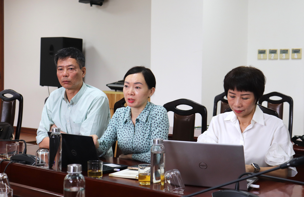 Lãnh đạo Sở Văn hóa, Thể thao và Du lịch trao đổi về định hướng phát triển thị trường khách du lịch Nga của tỉnh Quảng Ninh. 