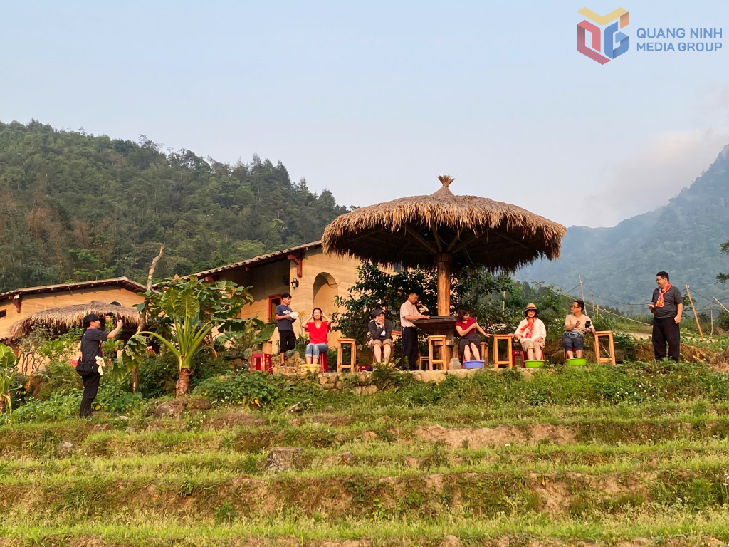Đoàn du khách Nhật Bản trại nghiệm tại thôn Khe Tiền, xã Hoành Mô.