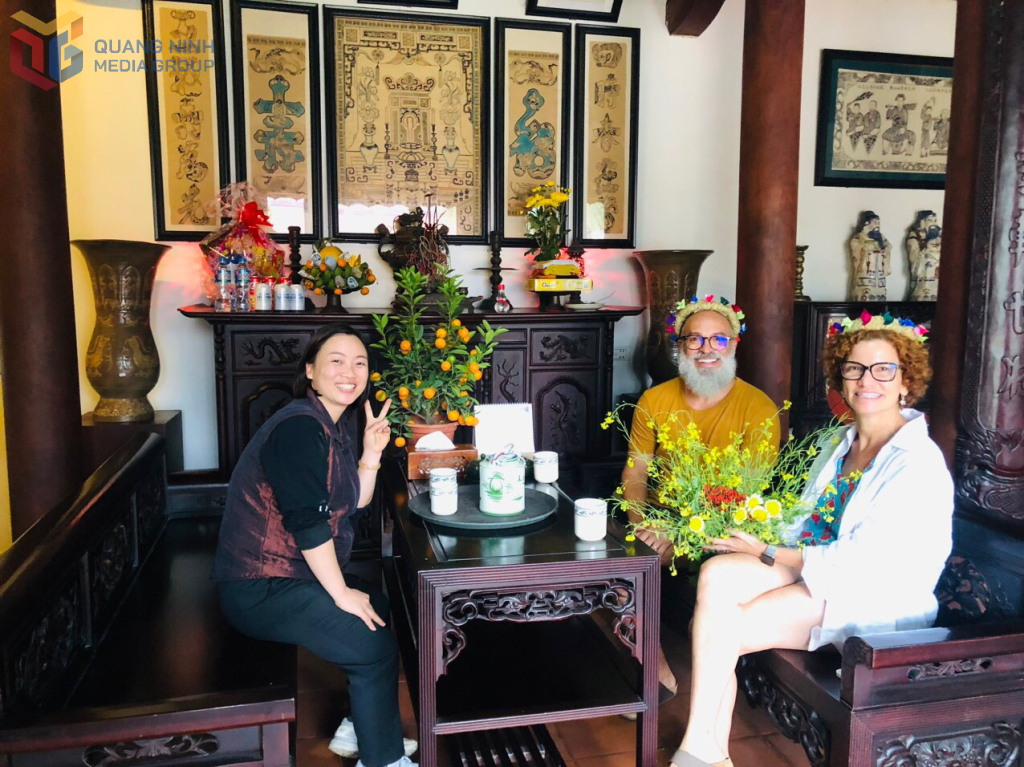 Du khách nước ngoài trải nghiệm sinh hoạt trong nhà truyền thống tại Khu Du lịch làng quê Yên Đức (phường Hoàng Quế).