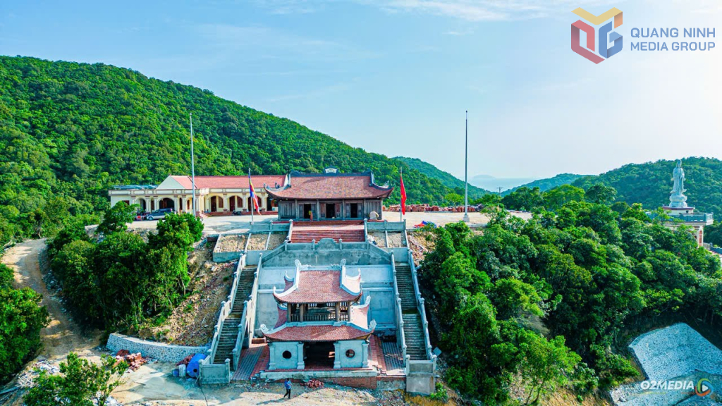 Toàn cảnh chùa Trúc Lâm đảo Trần nhìn từ trên cao.