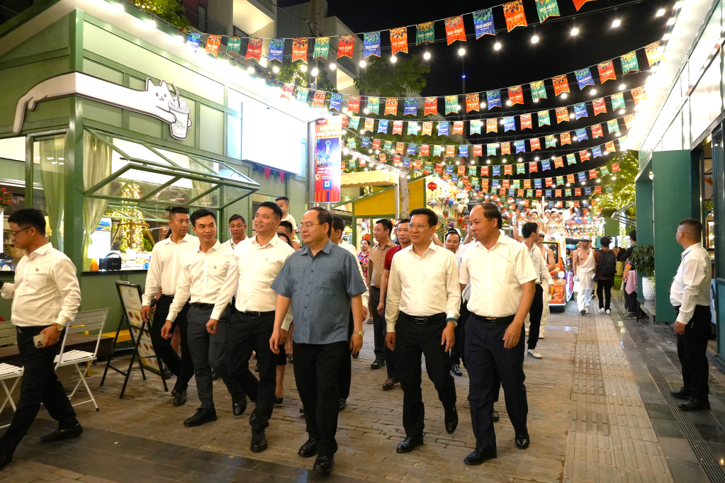 Đồng chí Bí thư Tỉnh ủy tham quan các gian hàng tại chợ đêm.