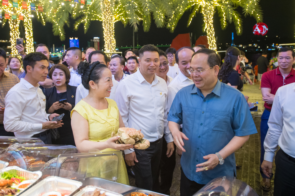 Đồng chí Quản Minh Cường trò chuyện cùng các tiểu thương.