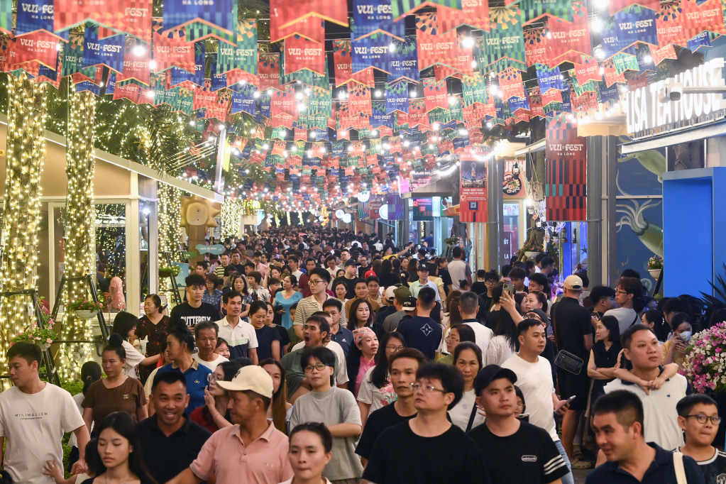 Người dân và du khách tấp nập tới tham quan, trải nghiệm chợ đêm.