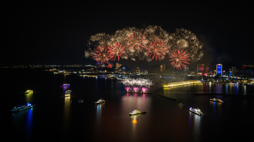 Màn pháo hoa tầm cao bùng nổ cảm xúc tại VUI-Fest Ha Long.