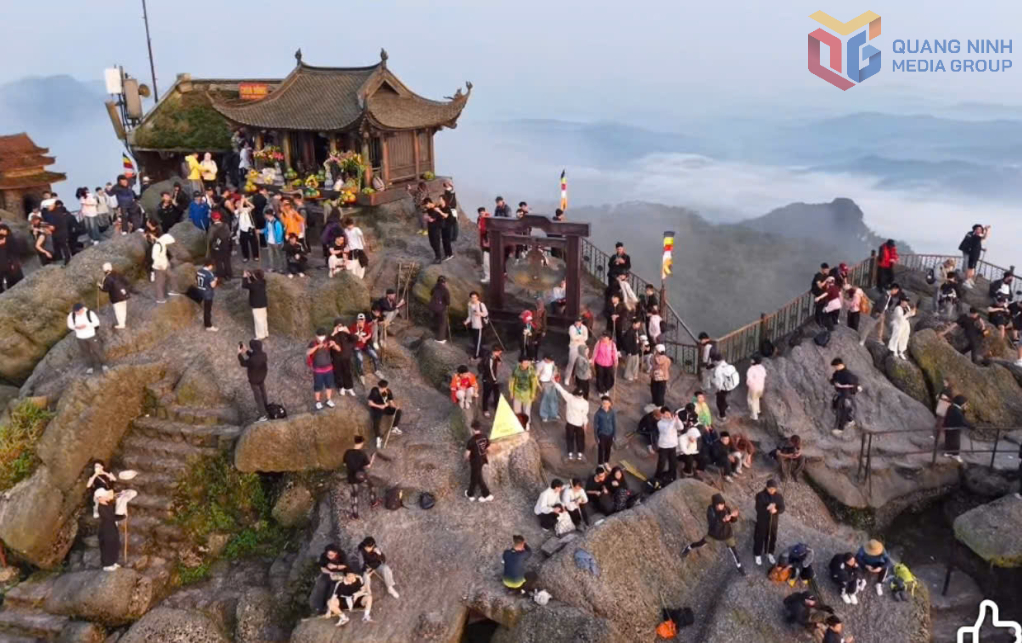 Du khách đón bình minh trên đỉnh chùa Đồng, Yên Tử. 