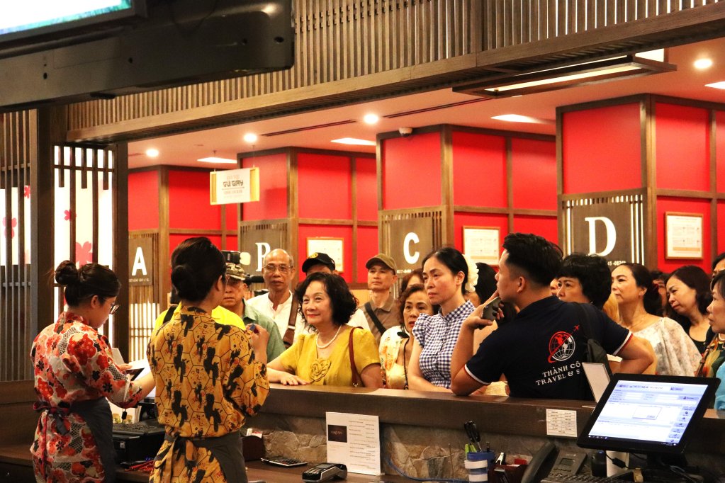 Du khách đến Khu nghỉ dưỡng suối nóng Hilton Quang Hanh Onsen Resort nghỉ dưỡng, thư giãn. 