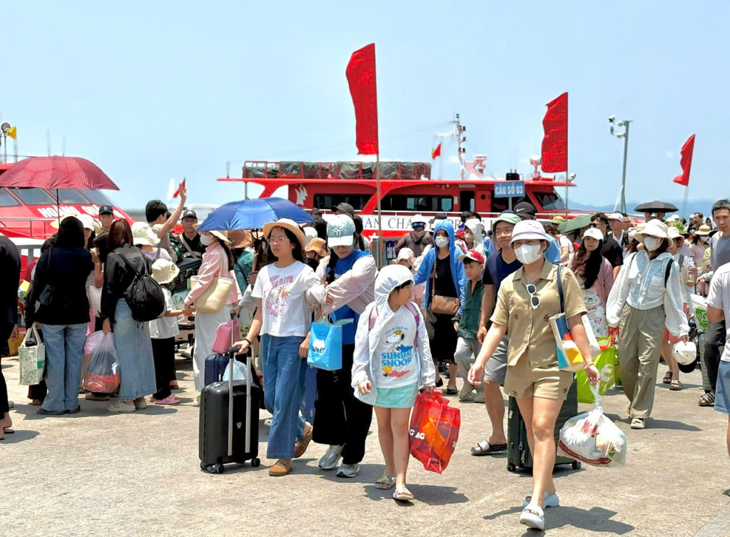 Du khách nhộn nhịp tại cảng Cô Tô.